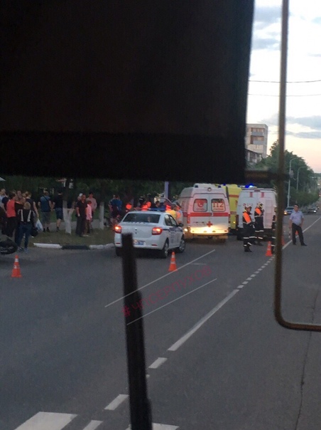 У м-на Сапожок на Советской улице в Серпухове мотоциклист сбил двух пешеходов.
