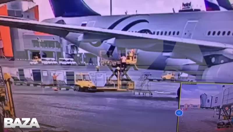 В столичном аэропорту Шереметьево произошел несчастный случай с грузчиком, передает Telegram-канал B...