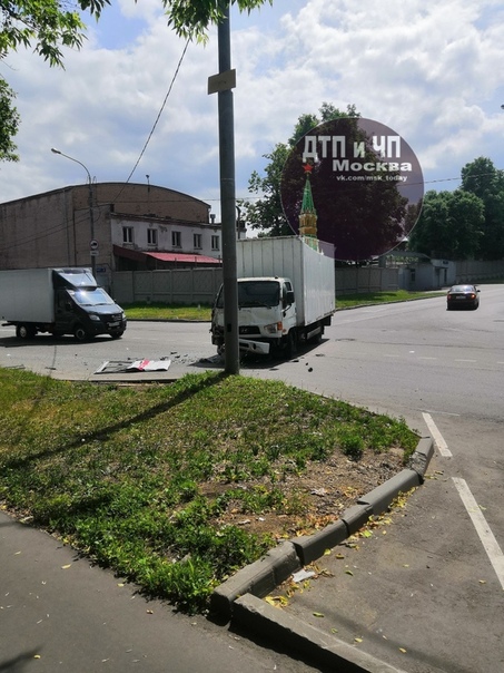 ДТП в Москве на перекрёстке ул Промышленная и Деловая. Скорая помощь и грузовичок.