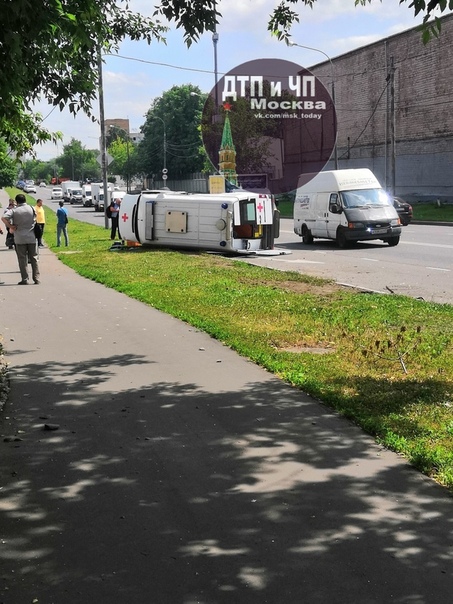 ДТП в Москве на перекрёстке ул Промышленная и Деловая. Скорая помощь и грузовичок.