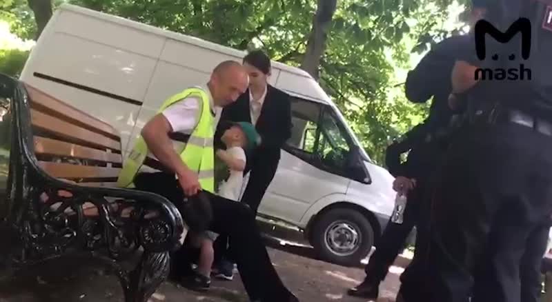 Московские полицейские убаюкивали потерявшегося ребенка на коленках, другие копы искали его маму.

Л...