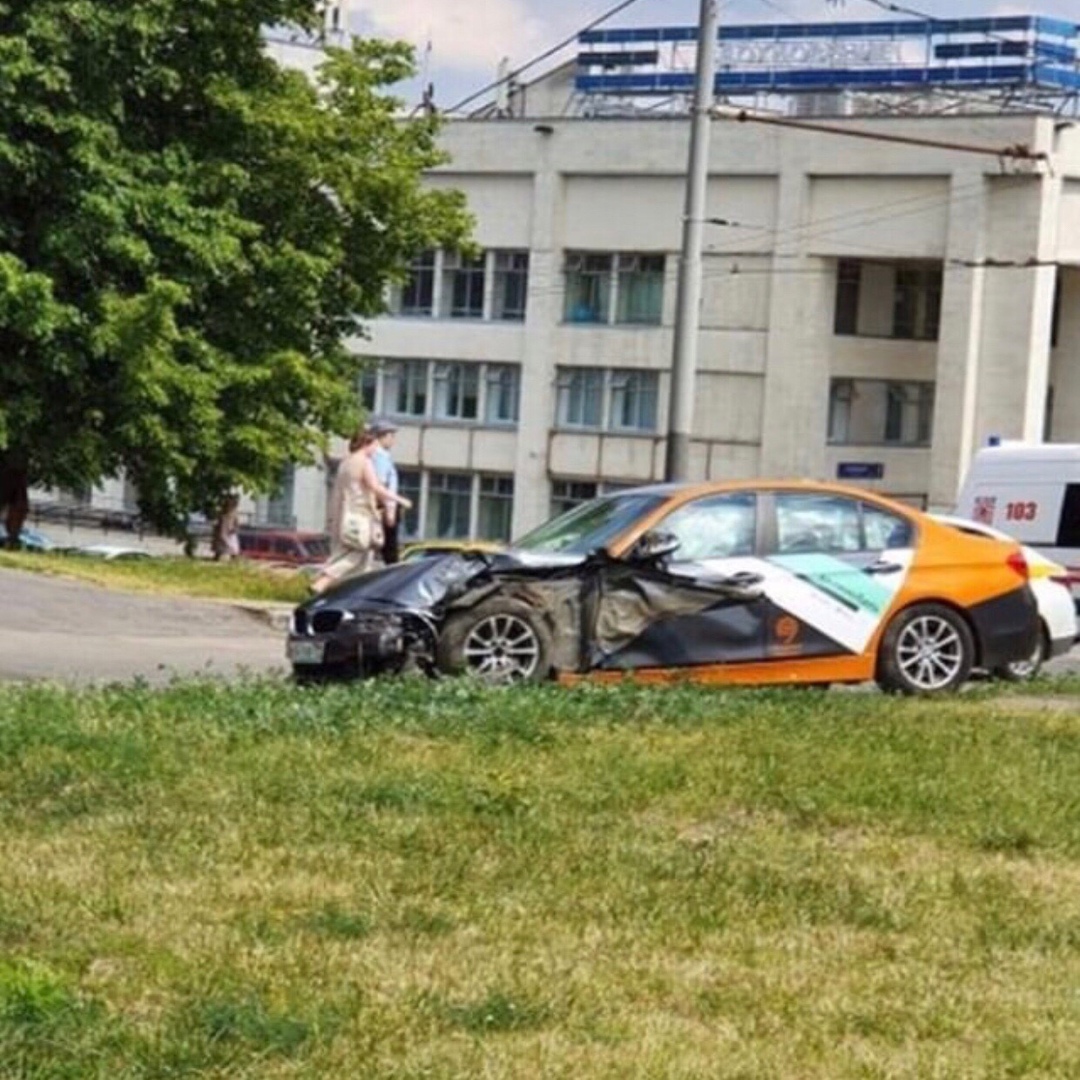 Ещё минус один BMW от Делимобиль в Ясенево
 
P. s. водитель убежал.