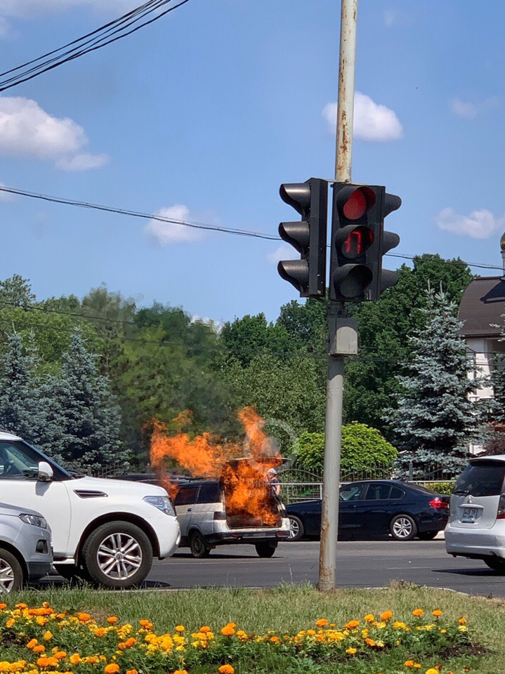 На кругу в Одинцово взорвалась машина и моментально сгорела. Хлопок был настолько громким, что слышн...