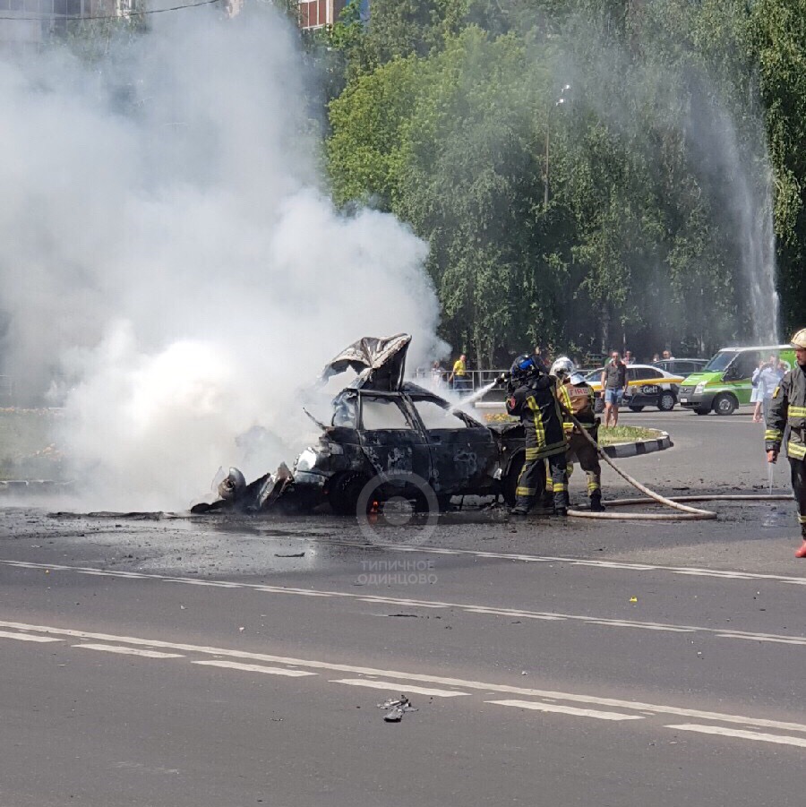 На кругу в Одинцово взорвалась машина и моментально сгорела. Хлопок был настолько громким, что слышн...