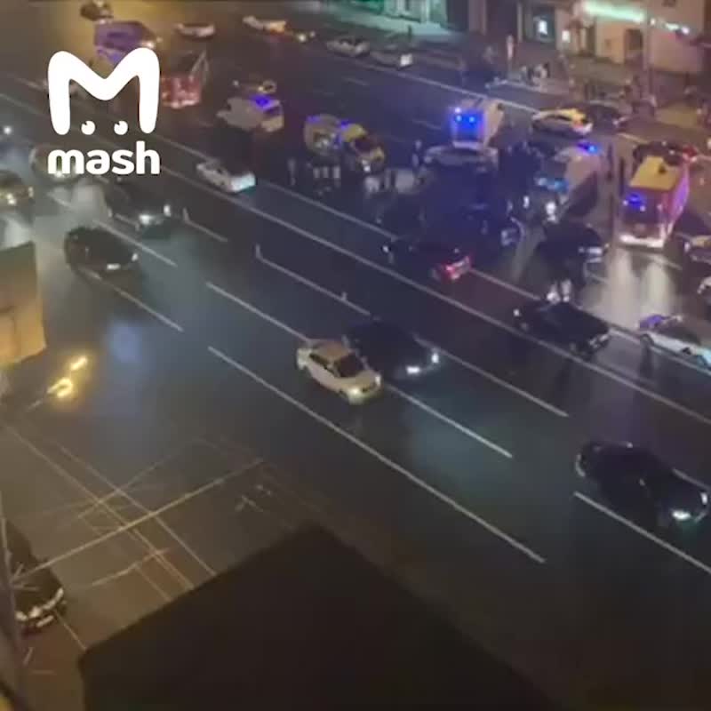 Массовая авария на Кутузовском проспекте.

Столкнулись шесть авто, среди которых BMW X6 и Гелендваге...