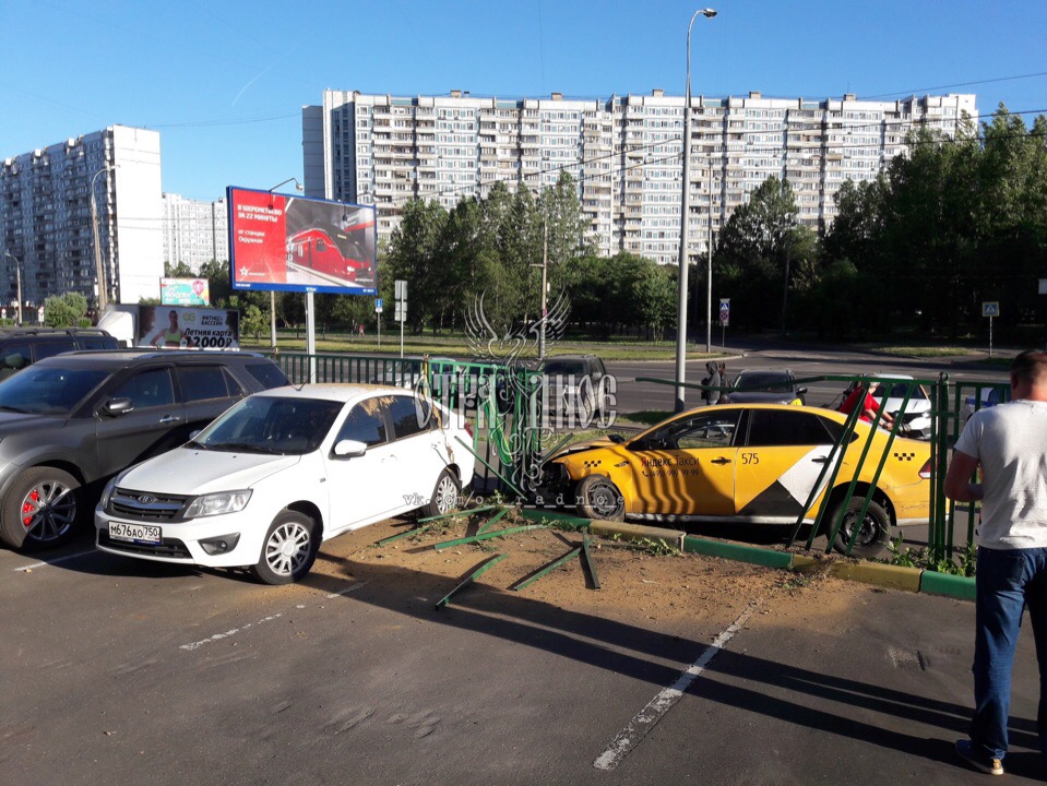 Ранним утром 13 июня в нашем районе произошло ДТП. На улице Хачатуряна, у дома 12, автомобиль «Volks...
