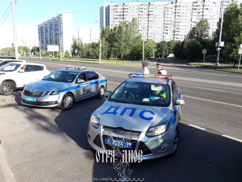 Ранним утром 13 июня в нашем районе произошло ДТП. На улице Хачатуряна, у дома 12, автомобиль «Volks...