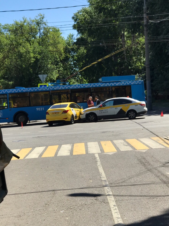 Встретились два таксиста на пересечении Свободного проспекта и Сапёрного проезда
Район Новогиреево