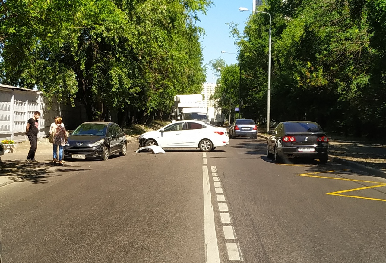ДТП на улице Бехтерева напротив дома 9. Движение сильно затруднено.