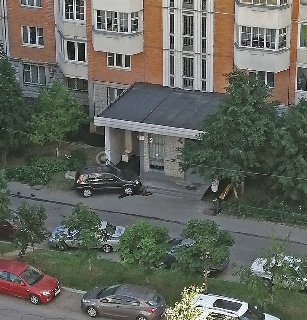 На Маршала Жукова 34, в Одинцово, кто-то неудачно припарковался и въехал в угол ступенек подъезда.