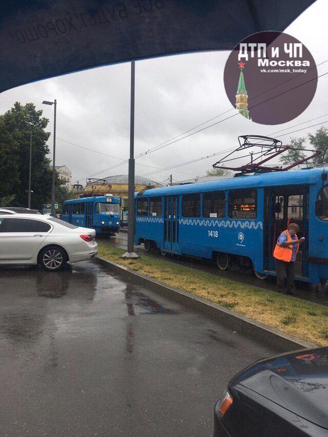 В центре Москвы столкнулись трамвай и автомобиль с дипломатическими номерами

ДТП произошло на перес...