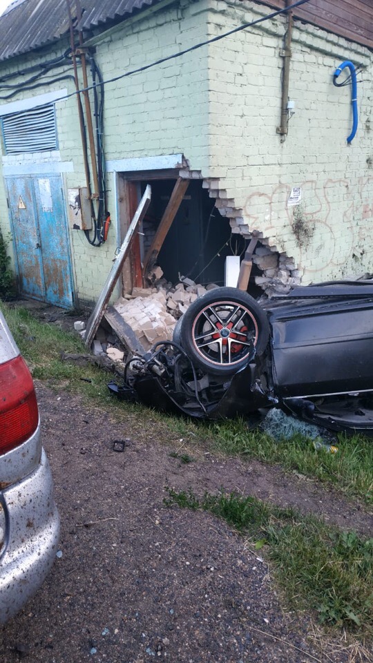 Вчера в Можайске водитель Audi влетел в электроподстанцию. Со слов очевидцев скорость была приличная...