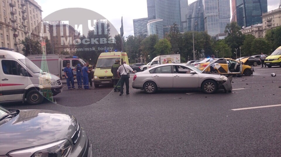 На Кутузовском проспекте лютая авария актуально на 14.20
UPD: Столкнулись сразу пять машин. Семь пос...
