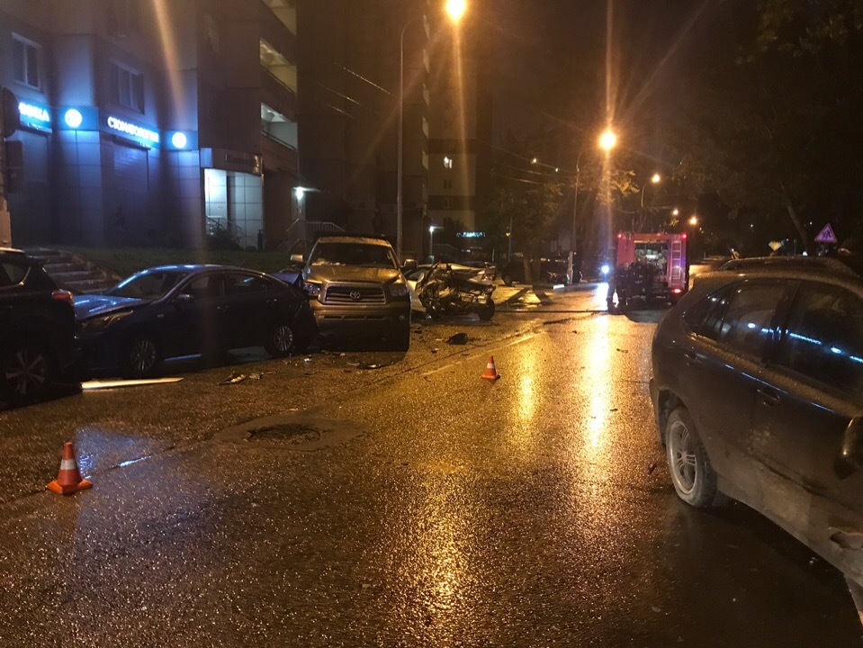 Пять машин, припаркованных во дворе, пострадали в результате ДТП с участием иномарки. По свидетельст...