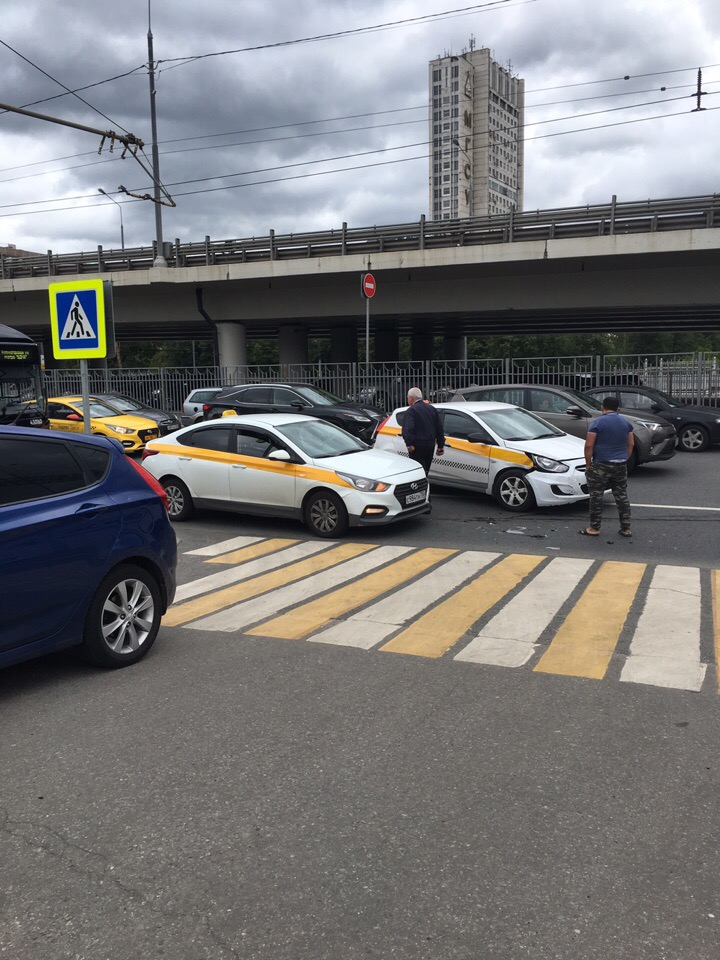 ДТП на СВАО , 2 таксиста врезались. Пробка в сторону центра Ярославское шоссе недавно