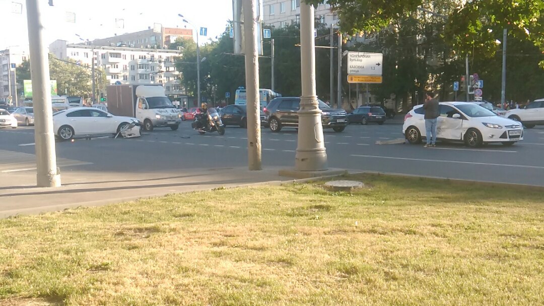 Поворот от ТЦ "Варшавский" на Варшавское шоссе в районе Чонгарского бульвара.