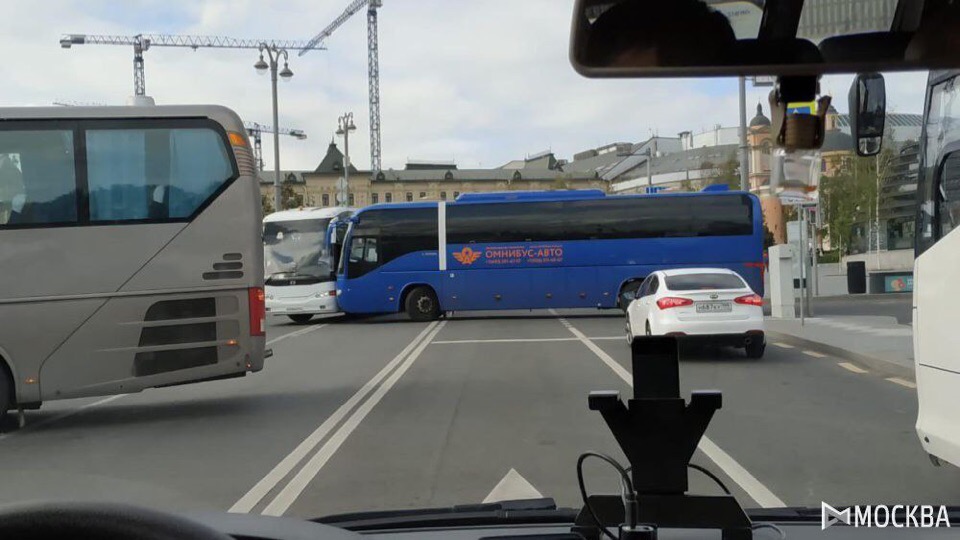Прямо у Красной площади столкнулись два туристических автобуса, движение в районе аварии затруднено.