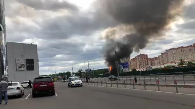 У ТРЦ «Новомосковский» горит газозаправочная станция. Информации о пострадавших пока нет.