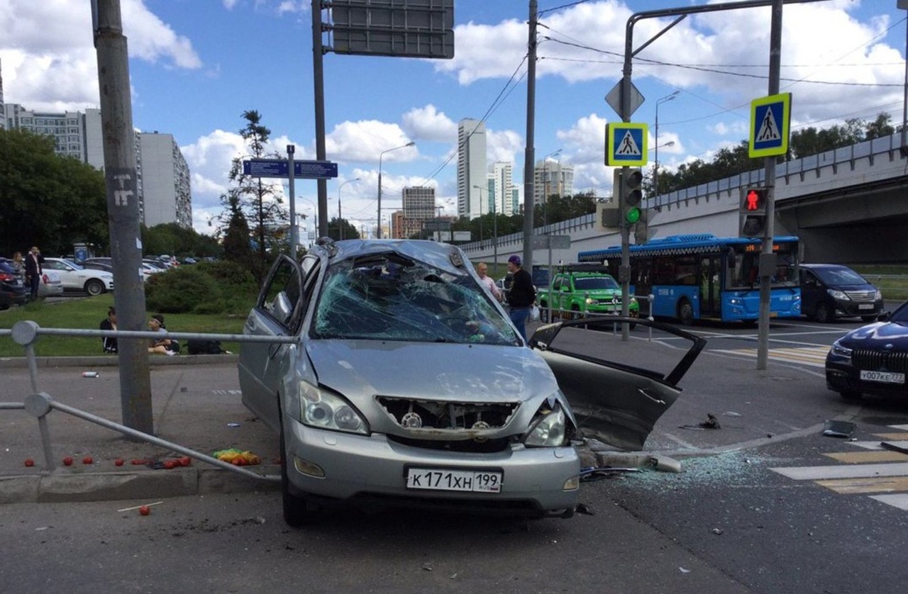 Серьёзное ДТП произошло в столичном районе Крылатское. Там столкнулись два автомобиля. 

Инцидент пр...
