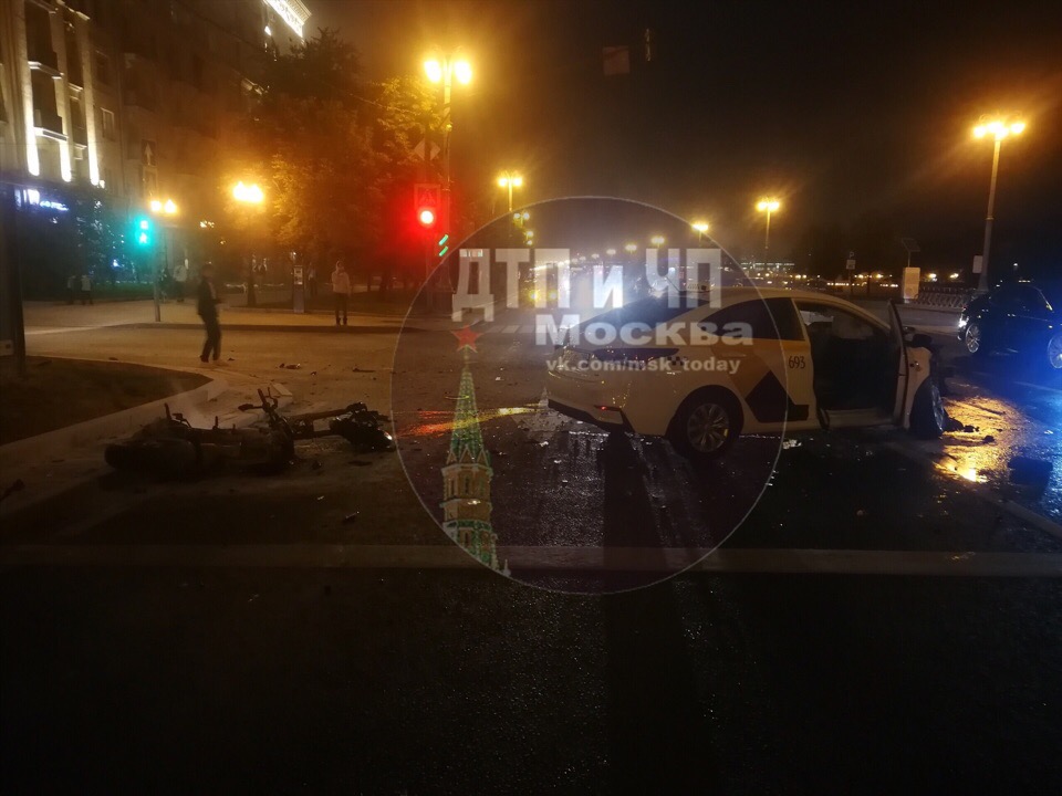 Авария с мотоциклистом на Фрунзенской набережной. Где-то в районе 22:30. При развороте в таксиста вр...