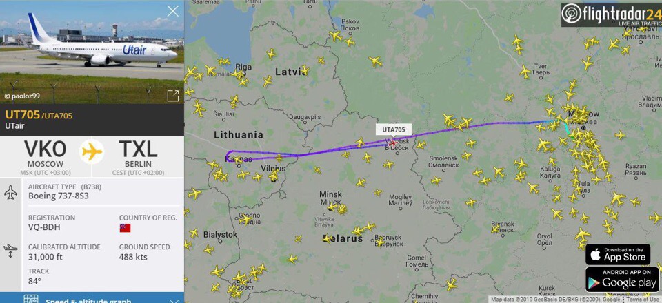 Самолет Utair, летевший из Москвы в Берлин, подал сигнал об аварийной ситуации и направился в сторон...