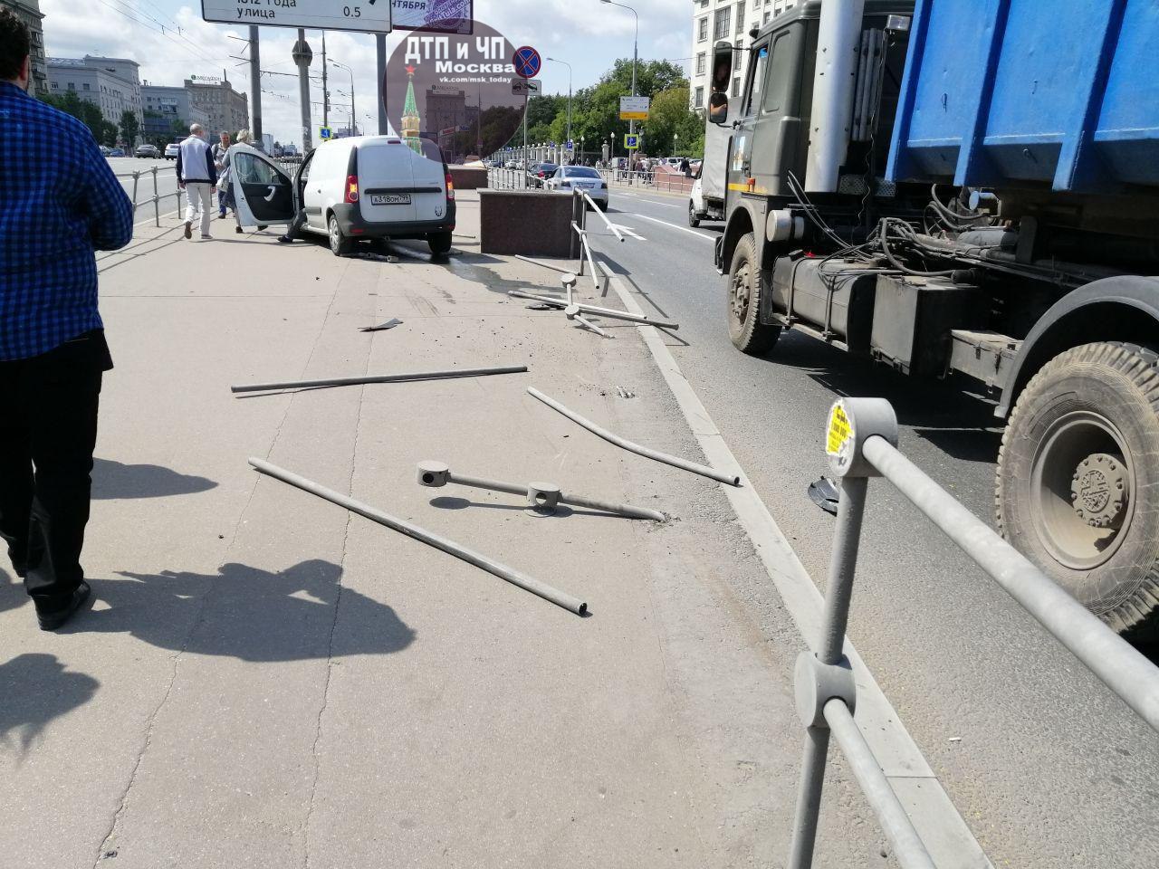 А заборчики на Кутузовской точно спасут пешеходов при аварии?