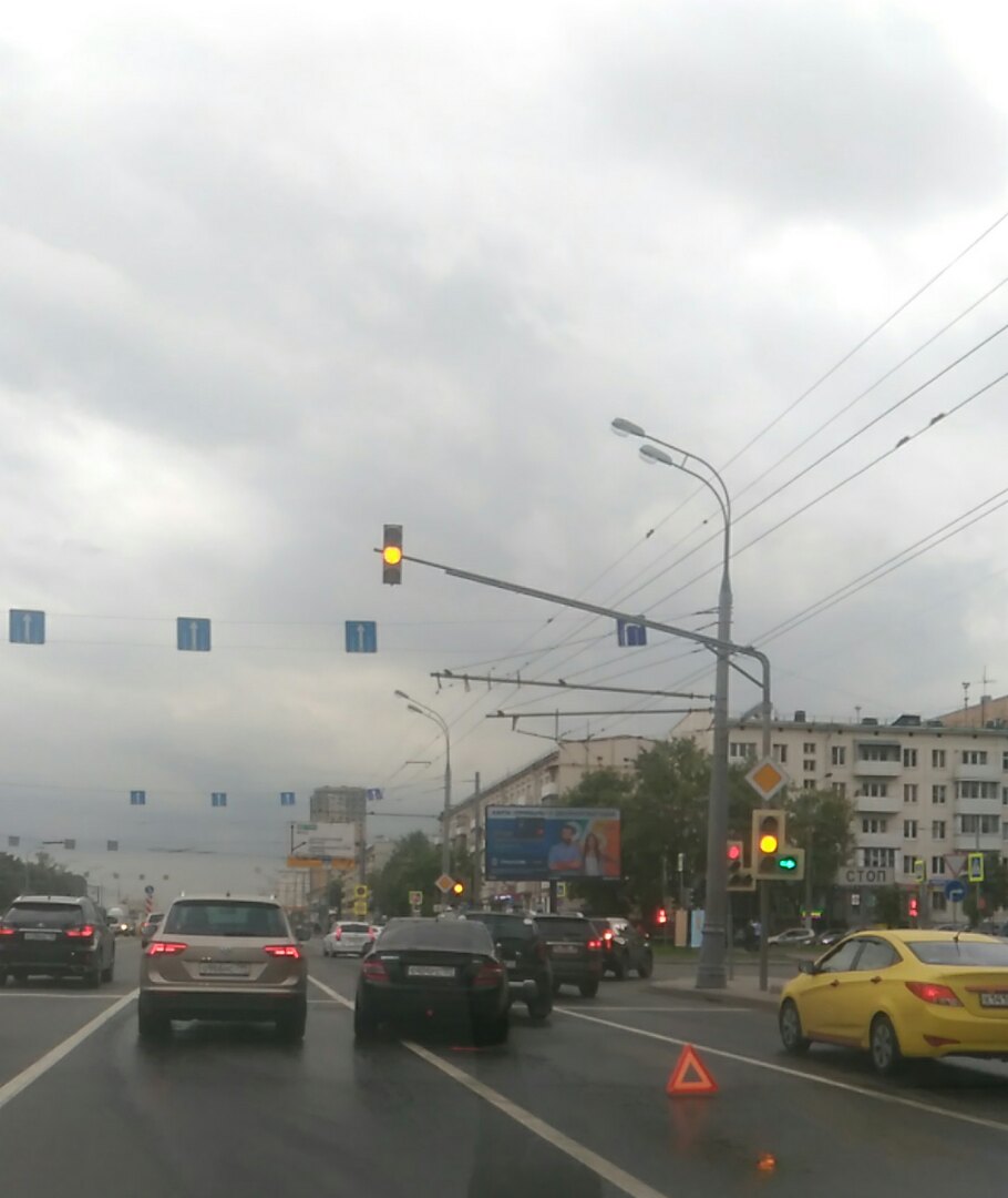 Варшавское шоссе в область, перекресток с Чонгарским  бульваром. Благодаря друзьям пробка.