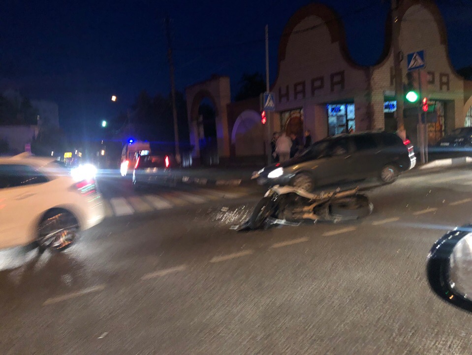 ДТП с мотоциклом в Серпухове возле магазина Нара на ул. Ленинского комсомола. Водител...