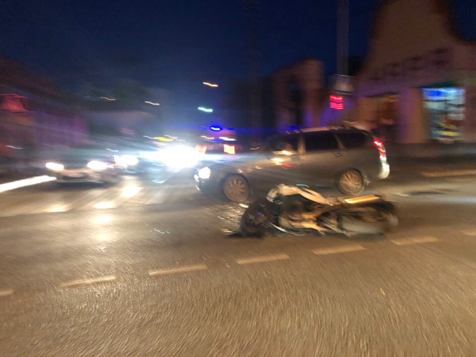ДТП с мотоциклом в Серпухове возле магазина Нара на ул. Ленинского комсомола. Водител...