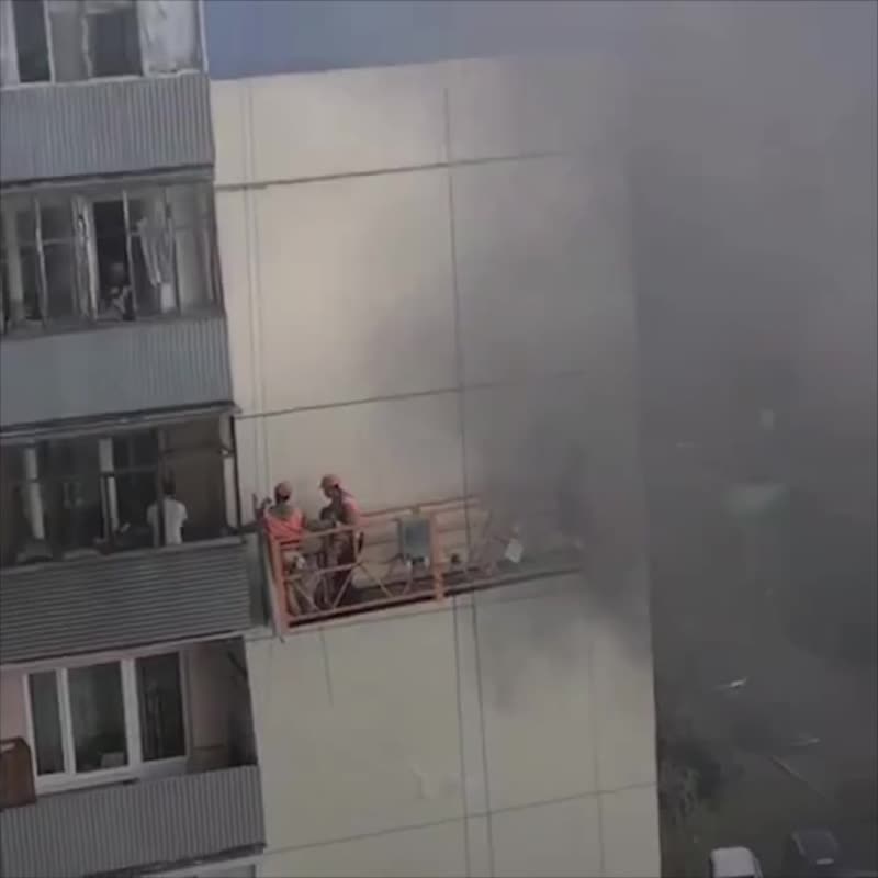 Минутка добрых новостей.
Отважные строители спасли семью из горящего дома в Подмосковье.