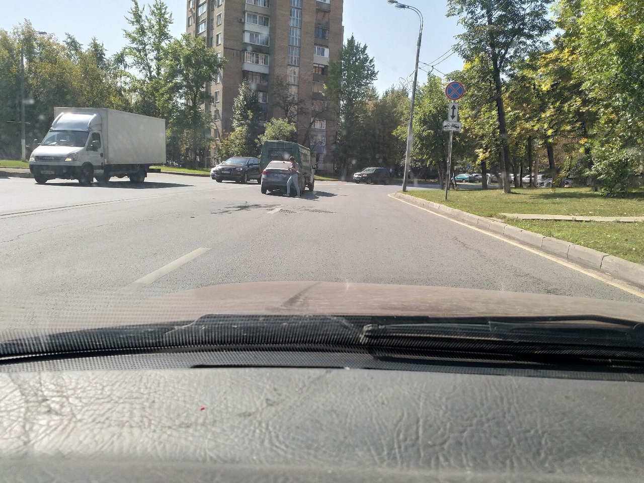 Мадам подтолкнула ГАЗельВАГен около Трофимова 35