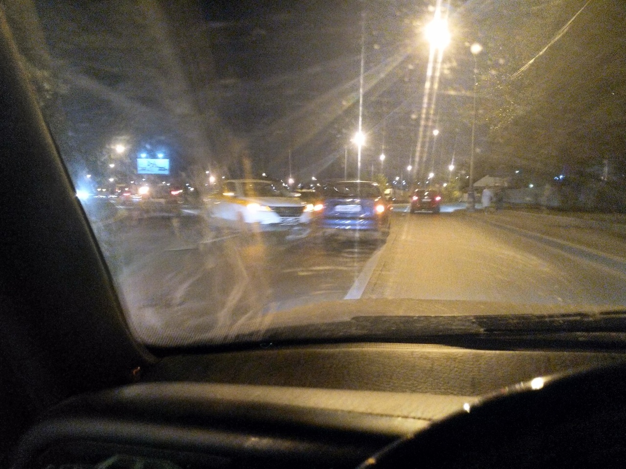 Съезд на Каширку в центр перед Сабурово. Таксисты продолжают выводить из строя машины простых гражда...