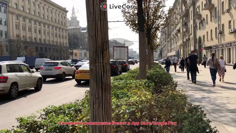 Кусок балкона обрушился на тротуар в центре Москвы. ЧП случилось на Большой Садовой улице. Там с пят...