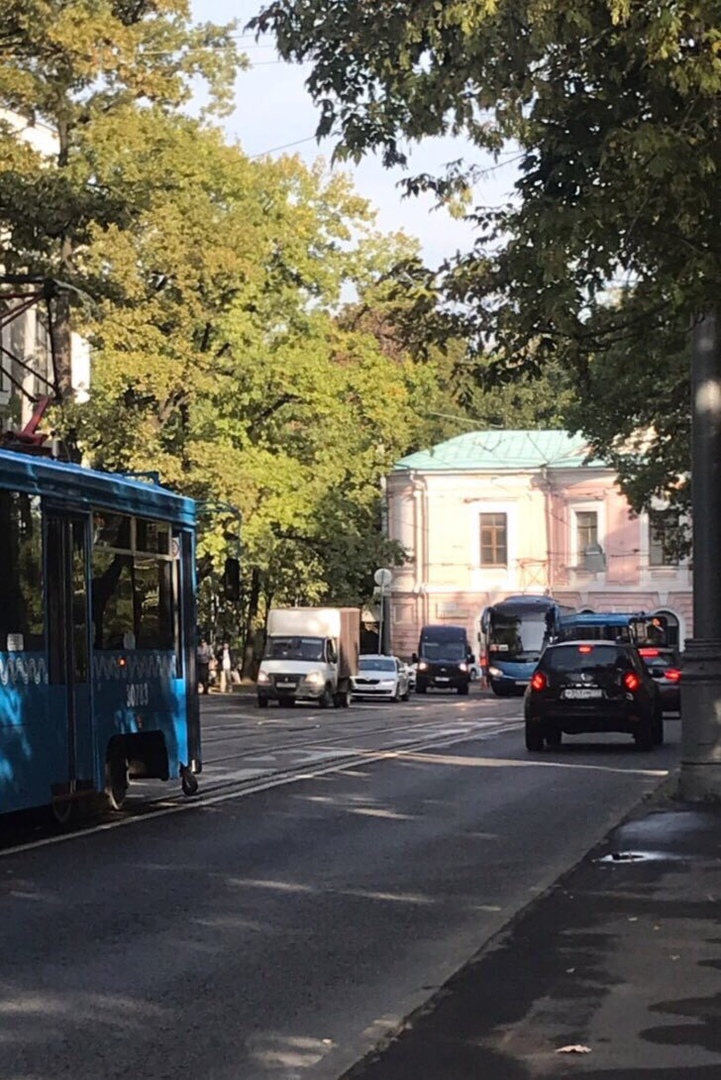 На Тимирязевской улице столкнулись трамвай 27к и рейсовый автобус. Со стороны Садового озера длинная...