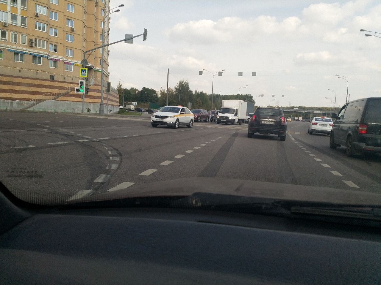 Водитель МАЗа собрал пару машин около Бирюлевской улицы.
