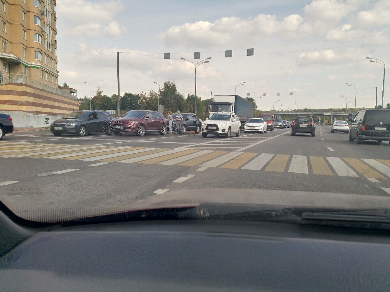 Водитель МАЗа собрал пару машин около Бирюлевской улицы.