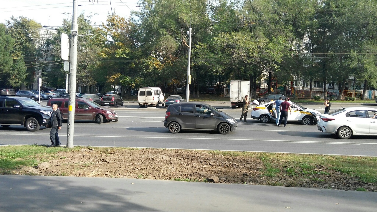 Пять минут назад. Севастопольский 32.
Logan перестраивался влево, не пропустив такси. В такси один п...