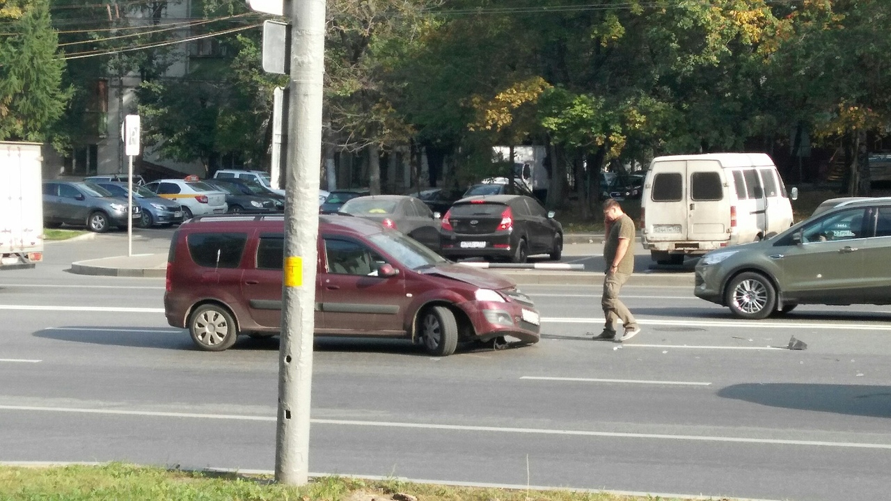 Пять минут назад. Севастопольский 32.
Logan перестраивался влево, не пропустив такси. В такси один п...