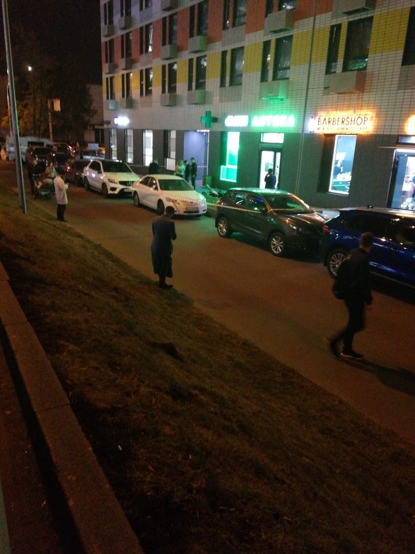 На Ярцевской 24, человек с коляской выпрыгнул из окна. Человек мёртв, а ребёнок вроде жив