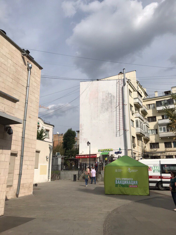 Москва продолжат избавляться от граффити на своих фасадах. 
На Рождественке закрасили известное граф...