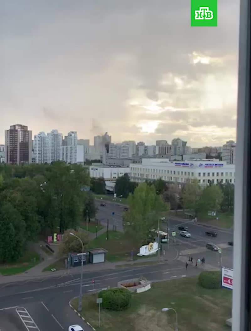 Мощный пожар в Черёмушках на юго-западе Москвы – загорелась квартира в жилой многоэтажке на ул. Зюзи...