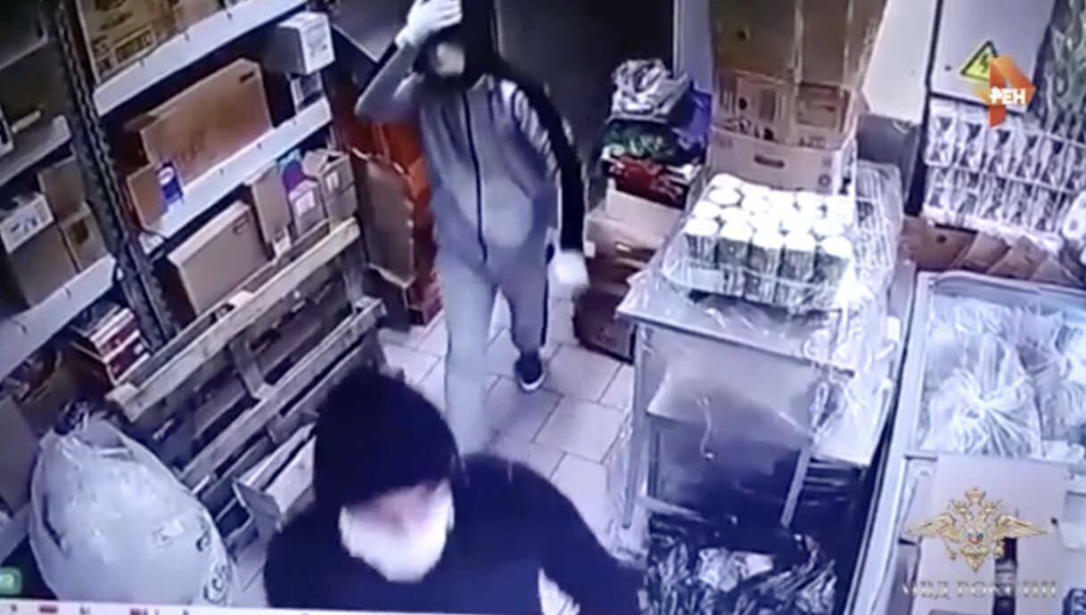 Полиция задержала двух подозреваемых в нападении на продуктовый магазин в Мытищах.
Мужчины в масках ...