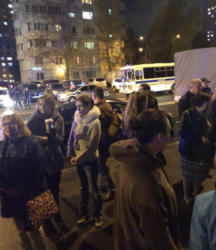 В районе метро Академическая жители протестуют против сноса здания кинотеатра «Улан-Батор». Есть пос...