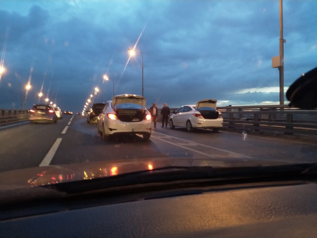 Сходка таксистов на Бирюлевском мосту в сторону Варшавки.