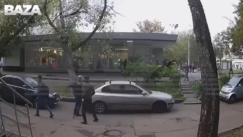Видео с камер: раненый сотрудник ОСБ МВД Максим Веялко убегает от полицейского Алексея Смирнова.

В ...