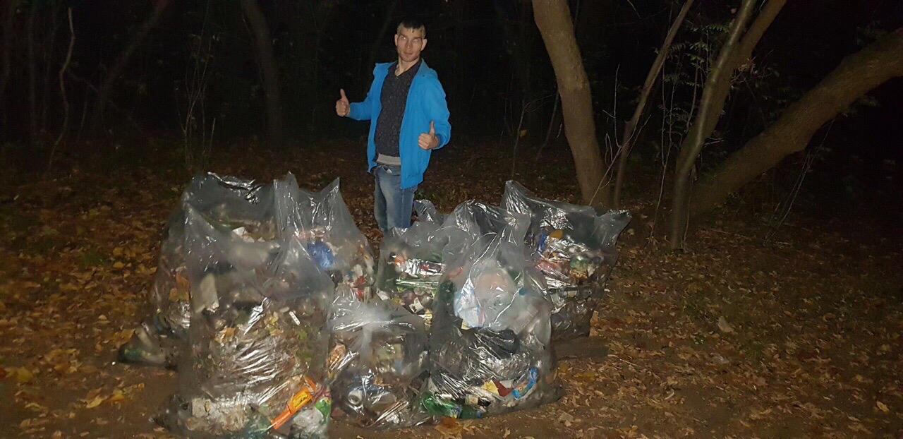 Активист из Люберец каждый вечер собирает мусор в Красковском лесу

Днем 29-летний Сергей Кузнецов –...