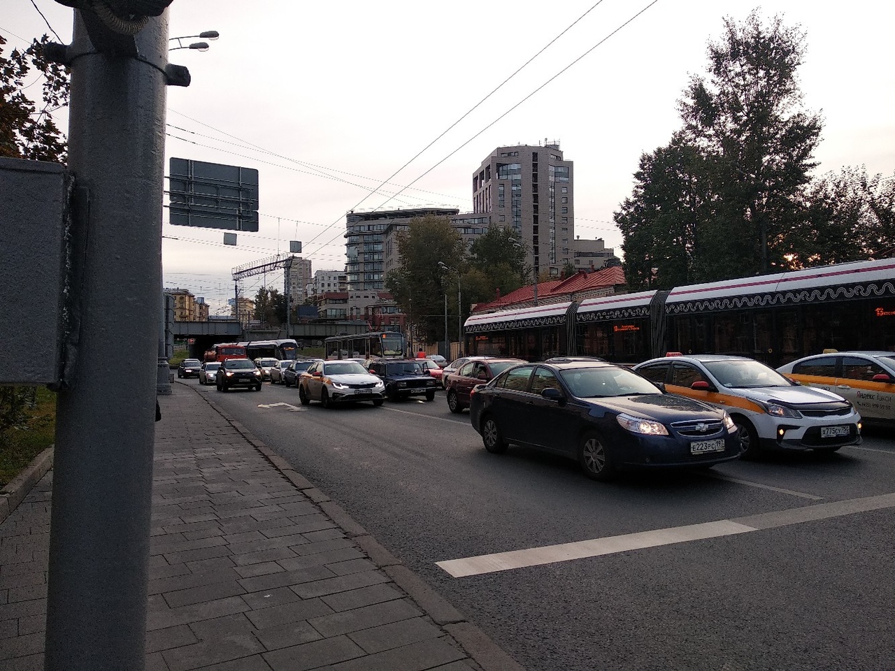 Движение трамваев с Леснорядской до Малинковской и наоборот парализовано, дтп на путях.