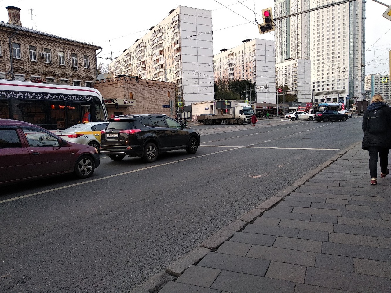 Движение трамваев с Леснорядской до Малинковской и наоборот парализовано, дтп на путях.