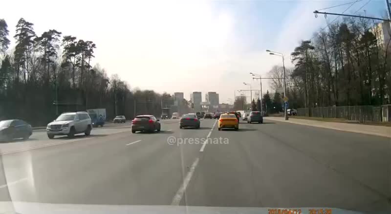 Два водителя начали «бодаться» на Волоколамском шоссе. Один другого подрезал, вышел с предметом, пох...