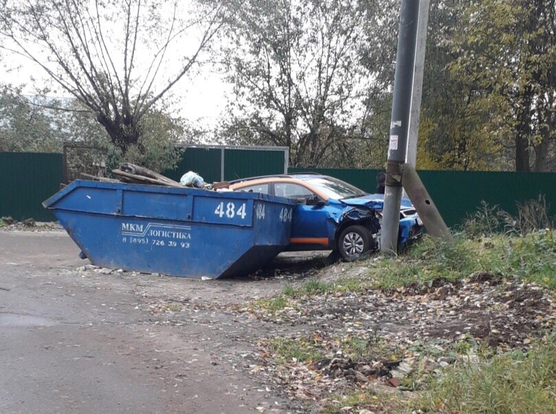 В Бутово на Краснолиманской улице выкинули каршеринговый авто.